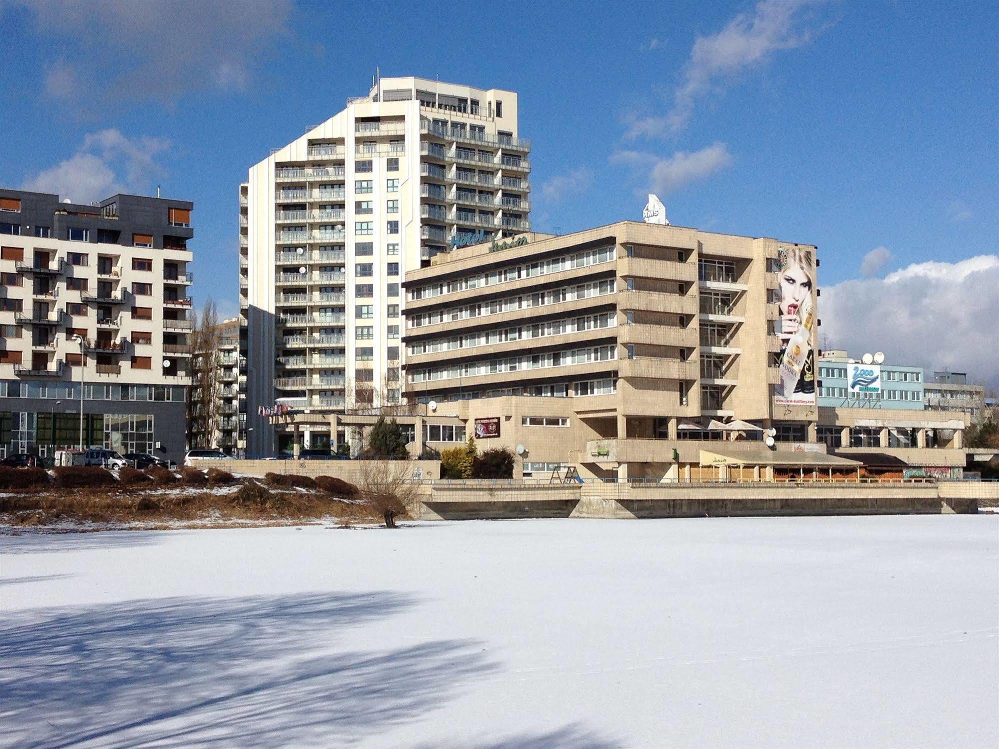 Garni Hotel Junior Bratislava Exteriör bild