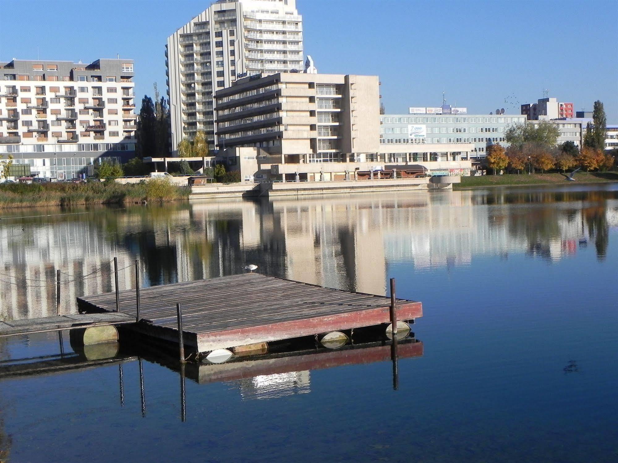 Garni Hotel Junior Bratislava Exteriör bild