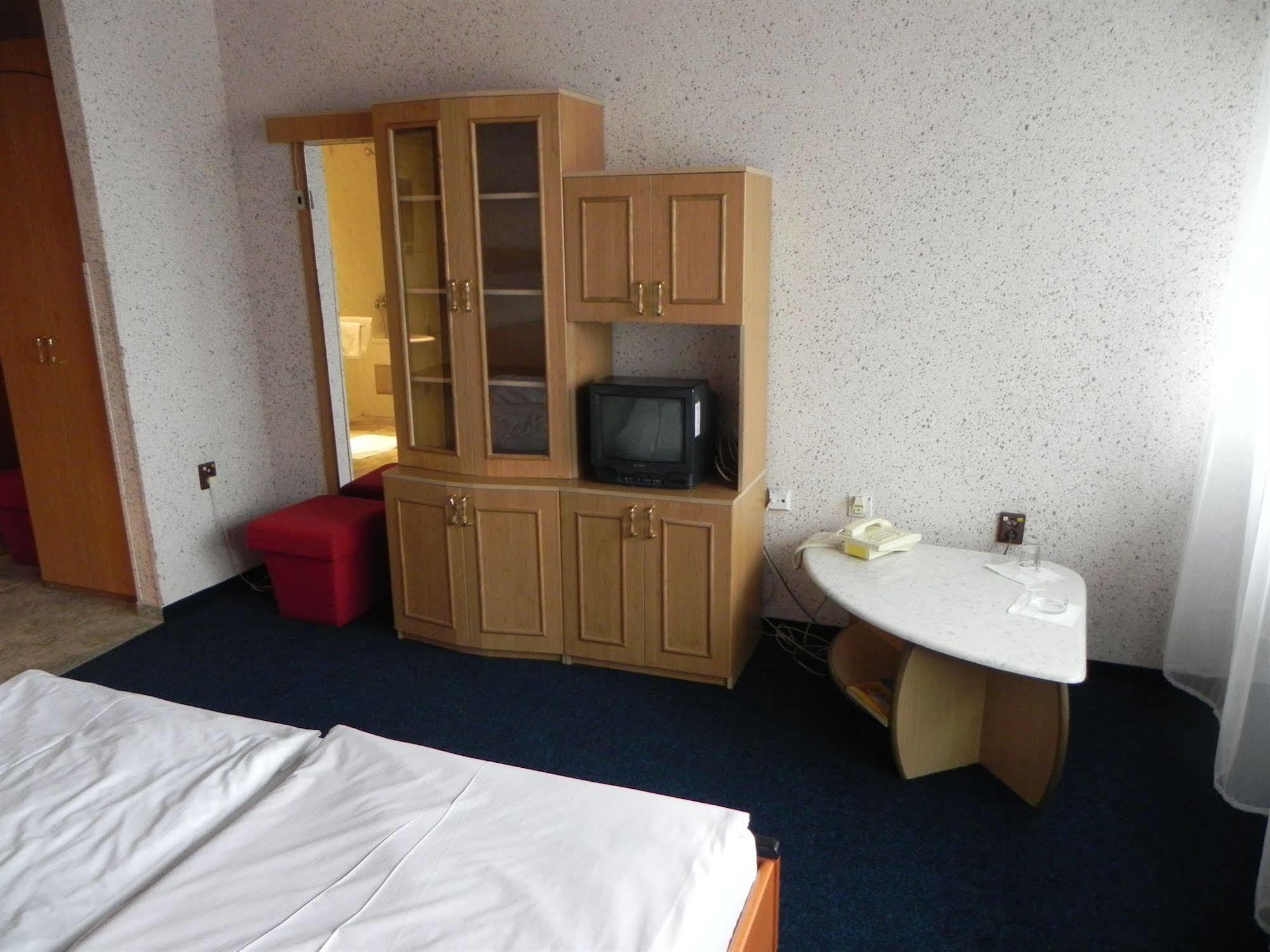 Garni Hotel Junior Bratislava Exteriör bild