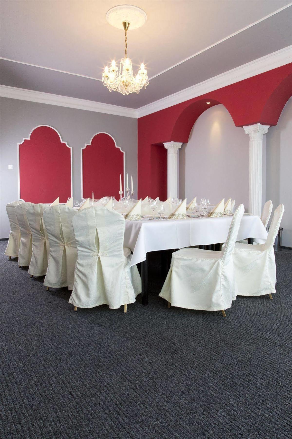 Garni Hotel Junior Bratislava Exteriör bild