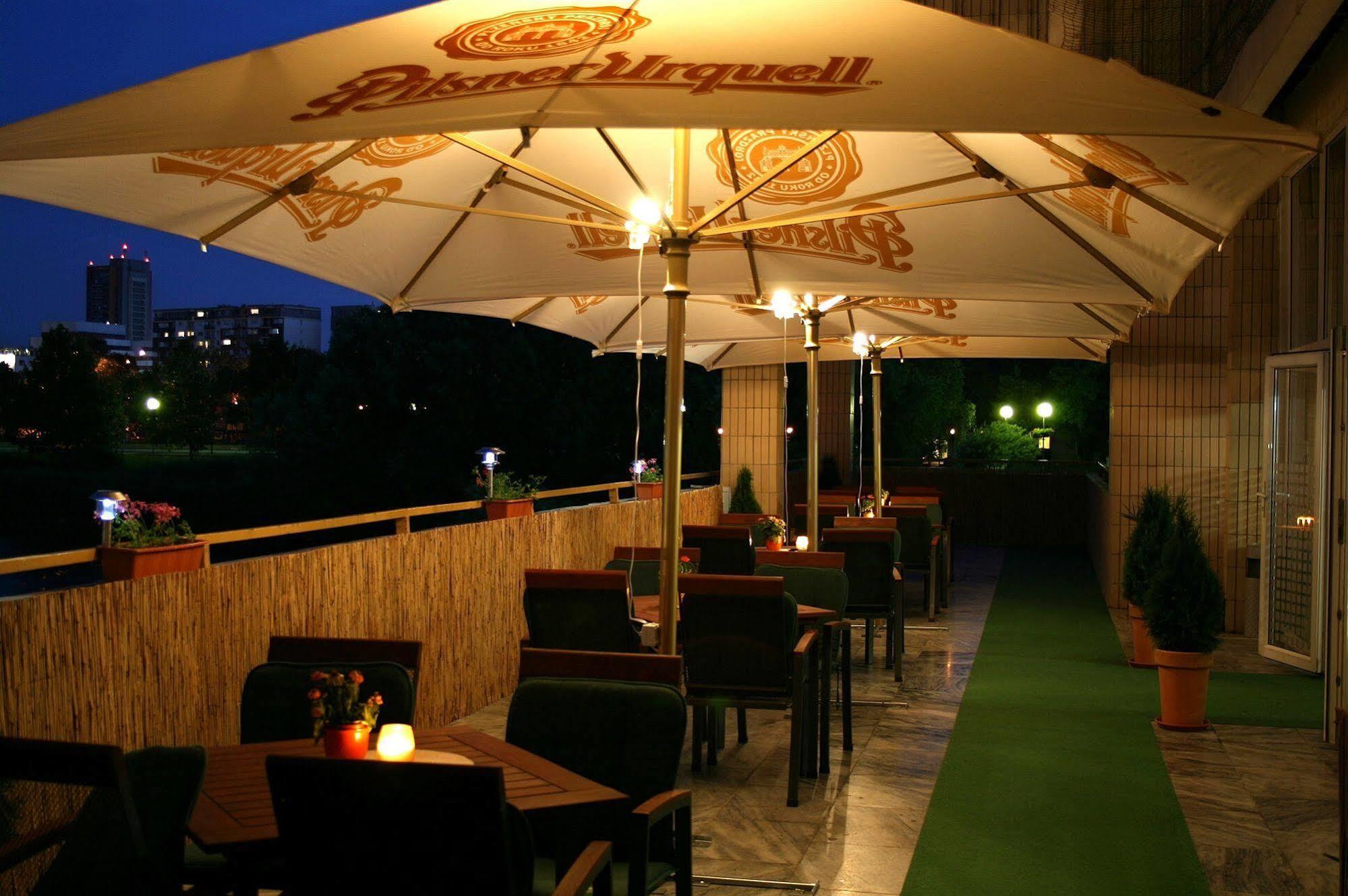Garni Hotel Junior Bratislava Exteriör bild