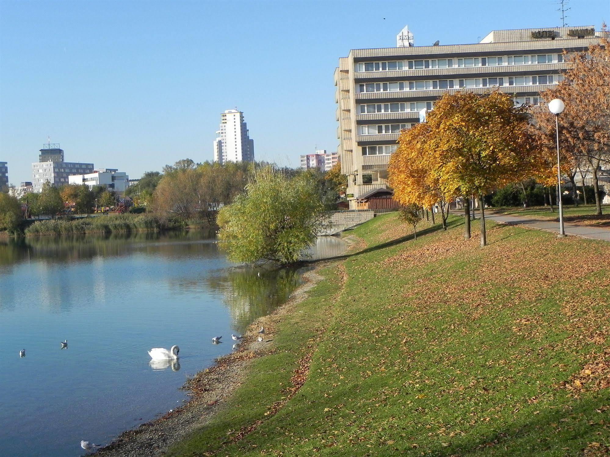Garni Hotel Junior Bratislava Exteriör bild