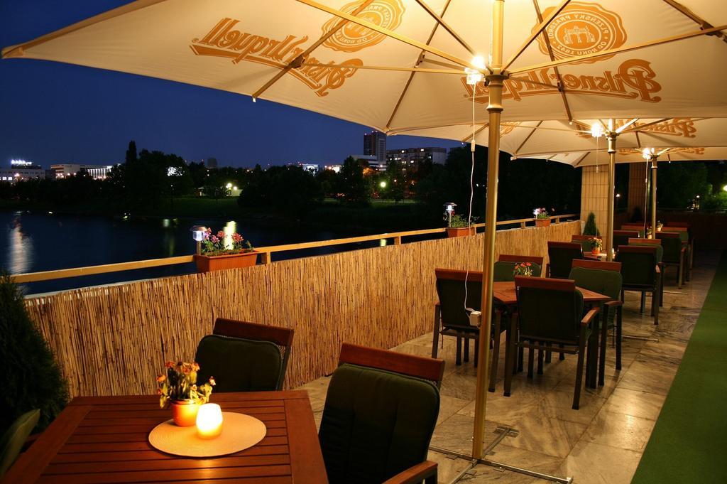 Garni Hotel Junior Bratislava Exteriör bild