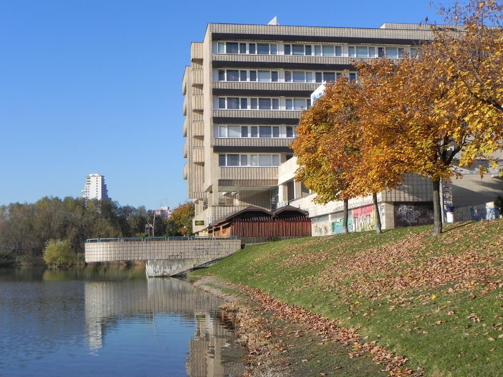 Garni Hotel Junior Bratislava Exteriör bild