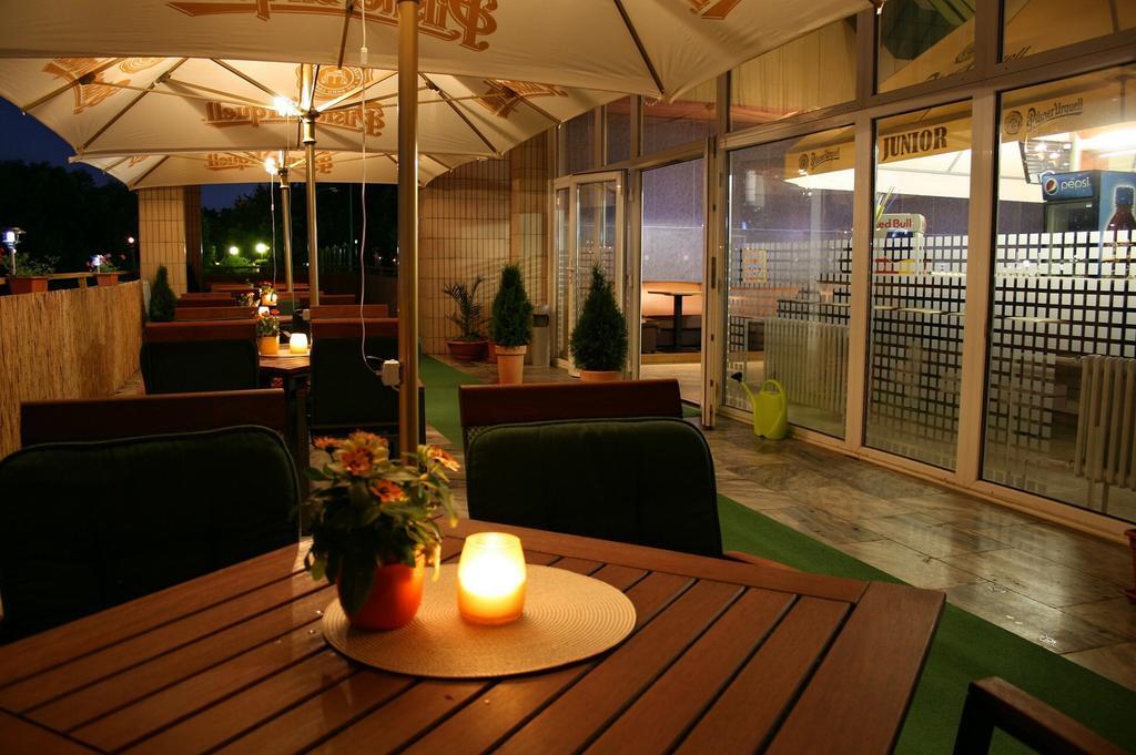 Garni Hotel Junior Bratislava Exteriör bild